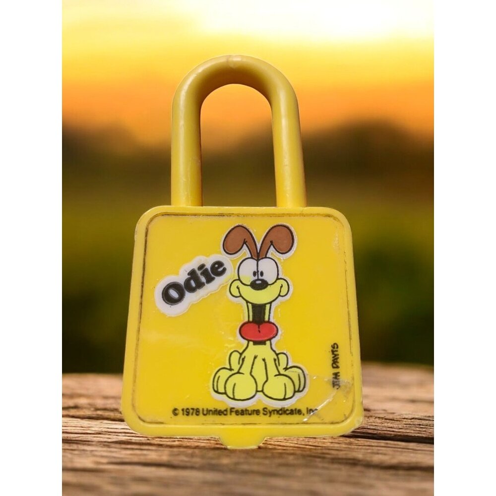Vintage 1978 Odie United Feature Syndicate Plastic Keychain Lock Novelty